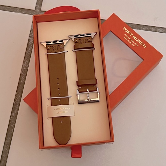 Tory Burch Accessories - NWT leather Tory Burch Apple Watch band (42/44MM)